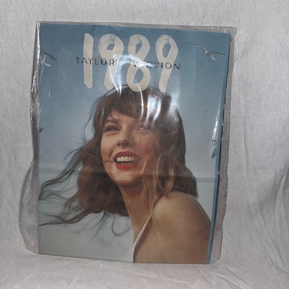 Taylor Swift - Paper Gift Bag with corded handle - Picture 3 of 3